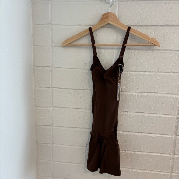 NWT skims everyday sculpt mid thigh bodysuit in cocoa - Picture 4 of 7